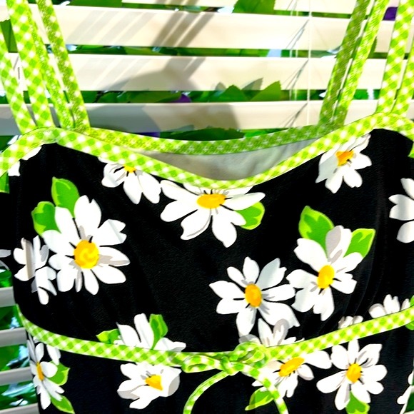 Liz Claiborne daisy top with green gingham trim and built in shelf bra - Picture 2 of 6